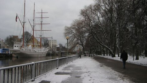 Klaipėdiečius pirmadienio rytą pasitiko nubalęs miestas.