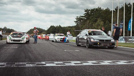 &bdquo;Mitsubishi Lancer Evo VIII&ldquo; ir BMW M3 GTR