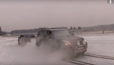 „Tesla Model X“ ir „Toyota Land Cruiser“ dvikova