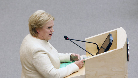 Žemės ūkio ministrė Kazimira Prunskienė sako kalbą Seimo rūmuose, 2007 metai