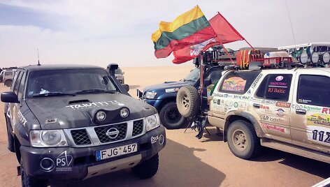 Mauritanijoje ralyje Budape&scaron;tas-Bamakas dalyvaujančią &bdquo;Black Hole&ldquo; komandą sužavėjo vietos gyventojai