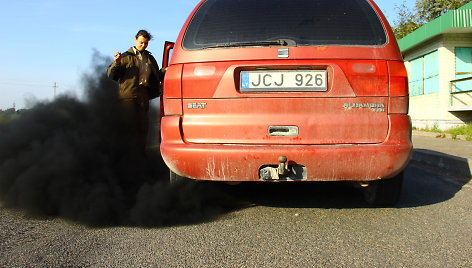 Spalvų spektras iš automobilio duslintuvo: ką rodo baltas ar juodas dūmas?