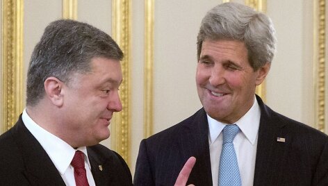 Ukrainos prezidentas Petro Poro&scaron;enka ir JAV sekretorius Johnas Kerry