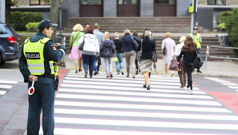 Policininkai budi prie pėsčiųjų perėjos per rugsėjo 1-ąją
