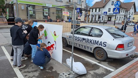 Kretingiškiai sugalvojo originalų būdą kaip paslėpti reklaminius automobilius