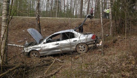 „Ford Mondeo“ automobilis po avarijos Molėtų rajone