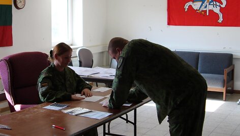 Lietuvos kariai balsuoja Lietuvos Respublikos Seimo rinkimuose