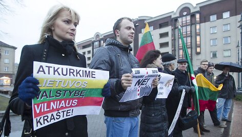 Pirmadienio rytą prie Seimo įvyko piketas dėl Tautinių mažumų įstatymo.