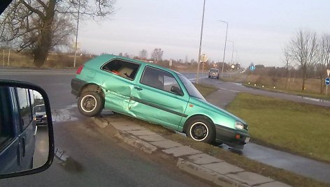 Šiauliuose sankryžoje susidūrė „VW Golf“ ir „Renault Scenic“