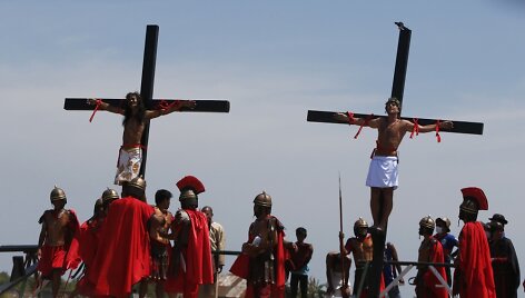 Danų režisierius ir filipinietis tikintysis dalyvauja &scaron;iurpiame Didžiojo penktadienio rituale