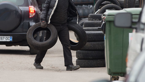 Padangų prekyba Gariūnų automobilių turguje