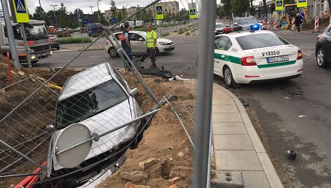 Po smūgio automobilis įlėkė į griovį