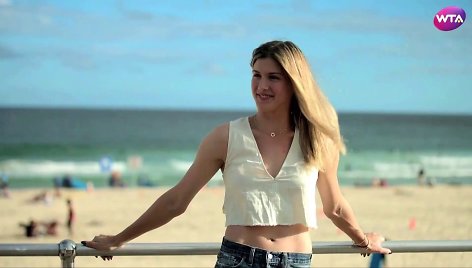 genie-bouchard-trains-with-bondi-beach-lifeguards