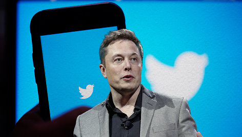 E.Muskas po „Twitter“ sandorio pardavė „Tesla“ akcijų už 8,4 mlrd. JAV dolerių