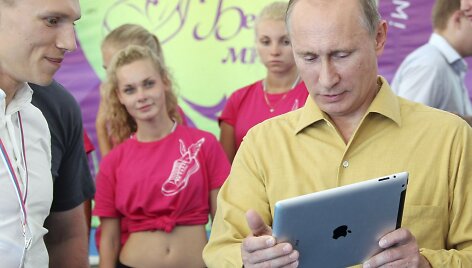 Rusijos prezidentas Vladimiras Putinas rankose laiko iPad