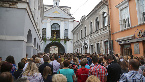 Vilniaus krašto moksleiviai meldžiasi prie Aušros vartų