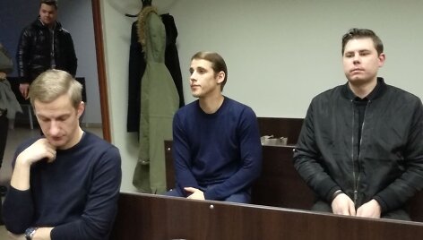 Nerijus Antanavičius atvyko į Klaipėdos apylinkės teismą, kur pradedama nagrinėti sukčiavimo byla.