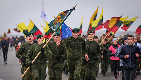 Bėgikai skuodė pakilimo taku, kuriuo kyla NATO naikintuvai