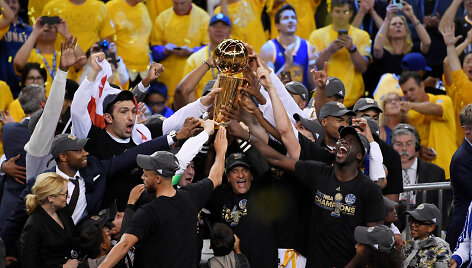 NBA taurė &ndash; &bdquo;Warriors&ldquo; žaidėjų rankose
