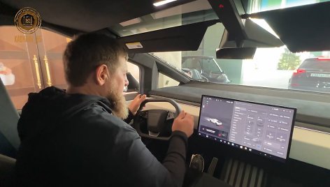 Ramzanas Kadyrovas su „Tesla Cybertruck“