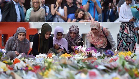 Australijos musulmonės deda gėles įkaitų dramos vietoje Sidnėjuje