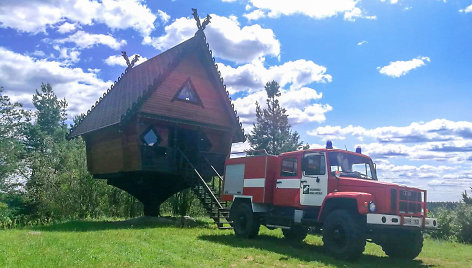 Merkinės trobelė ant vištos kojelės