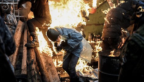 Kijeve protestuotojai bėga nuo ugnies