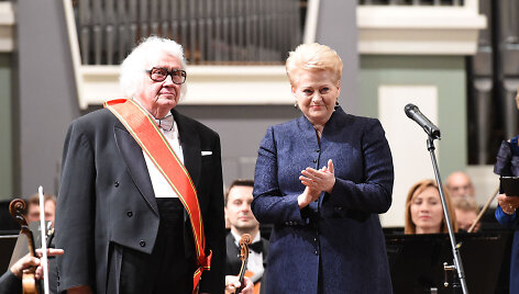 Prezidentė profesoriui Juozui Domarkui įteikė valstybinį apdovanojimą