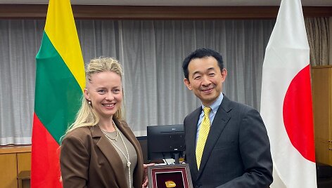 Kra&scaron;to apsaugos viceministrė Greta Monika Tučkutė ir aponijos gynybos viceministras Kiyoshi Serizawa