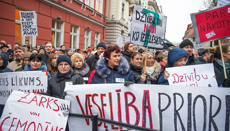 Latvijos gydytojai surengė protestą prie Saeimos rūmų