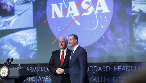 JAV viceprezidentas Mike'as Pence'as ir naujasis NASA administratorius Jimas Bridenstine'as