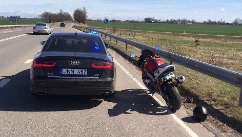 Greitį viršijusį motociklininką sustabdė nežymėta policijos „Audi“