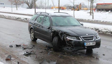 „Saab” ir sunkvežimio avarija Panevėžyje