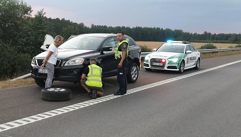 Policijos pareigūnai gelbsti bėdos ištiktai moteriai.