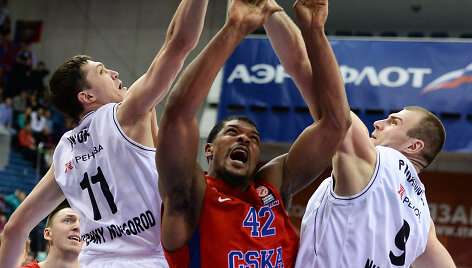 Semionas Antonovas ir CSKA žaidėjas Kyle'as Hinesas