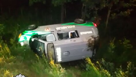 &Scaron;akių rajone nuo kelio nuvažiavo ir apvirto policijos automobilis
