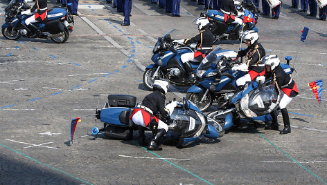 Paryžiuje per Bastilijos paėmimo dienos paradą susidūrė du policijos motociklai