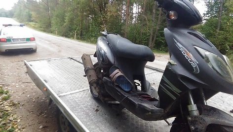 Sprukusį mopedo vairuotoją policininkai vijosi bėgdami