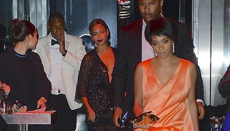 Beyonce su vyru Jay-Z ir seserimi Solange Knowles „Met Gala“ pokylio dūzgėse