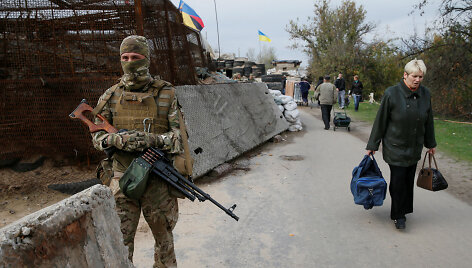 Ukrainos pajėgų patikros punktas prie įvažiavimo į užimtą Luhanską