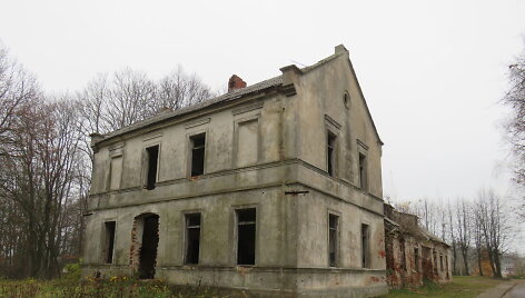 Griūvantis pastatas kelia grėsmę Bartninkų miestelio mokinių saugumui