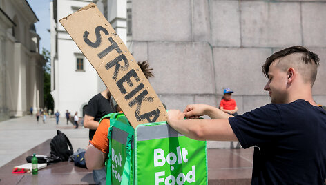 &bdquo;Bolt Food&ldquo; kurjerių piketas dėl viena&scaron;ali&scaron;kai sumažintų tarifų