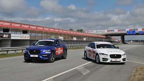 Lenktynių „Rescue car“ oficialiai tituluojamas „Jaguar F-Pace“, o „Safety car“ – „Jaguar XF“