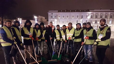 Savanoriai tvarko Vilniaus Katedros aik&scaron;tę