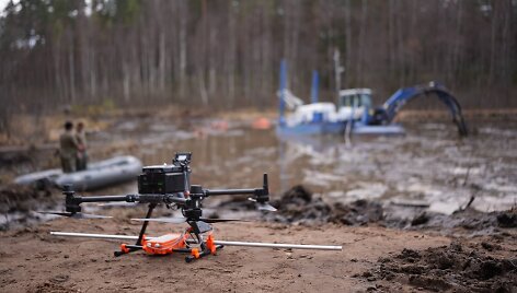 Dingusio kario ie&scaron;koma ir su specialiais dronais