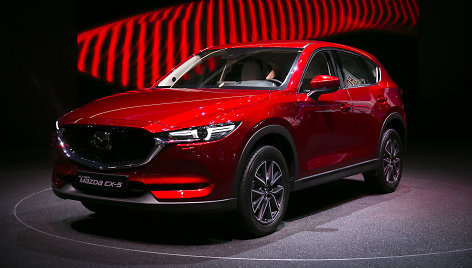 Naujas „Mazda CX-5“ modelis buvo pristatytas 2017-ųjų Ženevos automobilių parodoje