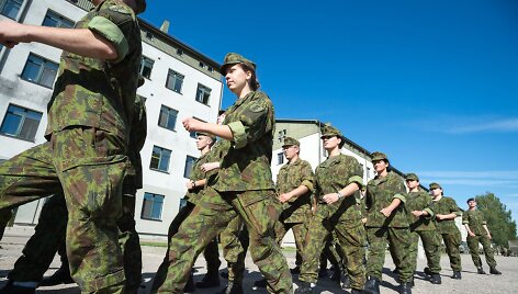 Bazinių kario savanorio įgūdžių kurse &ndash; neįprastai daug merginų