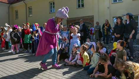 Vaikų knygų festivalis „Gyvos raidės“: kiškiai, sukylam!