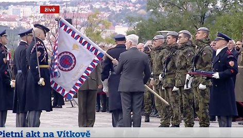 Nufilmuota, kaip Čekijos prezidentas numušė kareiviui kepurę
