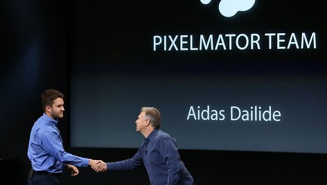 Aidas Dailidė ant scenos per „Apple“ pristatymą